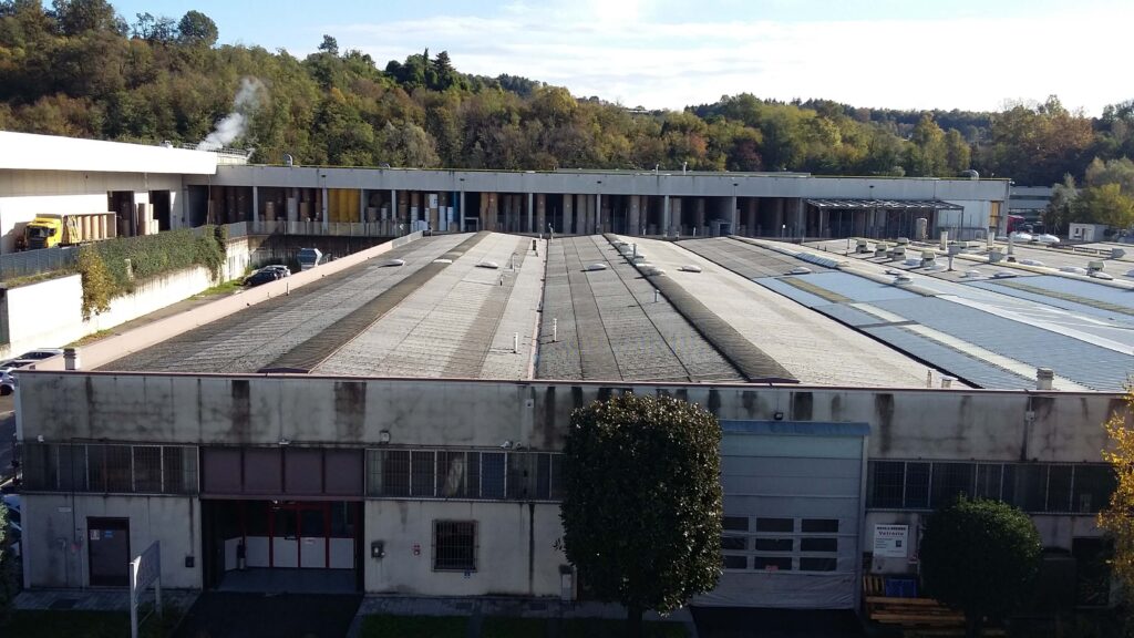 edificio con grande tetto rivestito da amianto